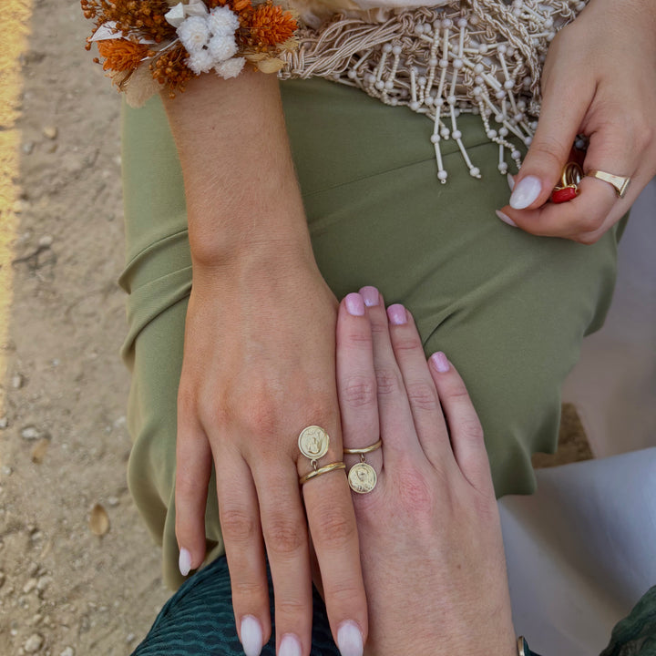 RING VIRGIN AND CHILD MEDALLION YELLOW GOLD